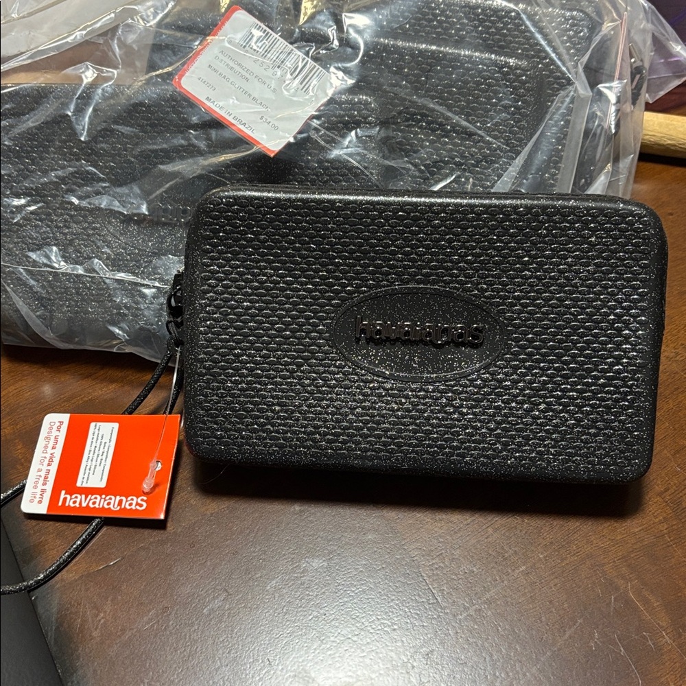 Havaianas Black Pebbled Clutch